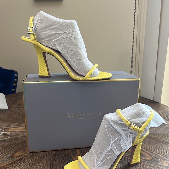 Selling my Vince Camuto brand new yellow Sandals - Picture 7 of 7